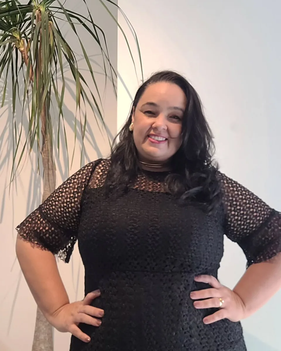 Renata Fernandes sorri em um retrato próximo e convidativo