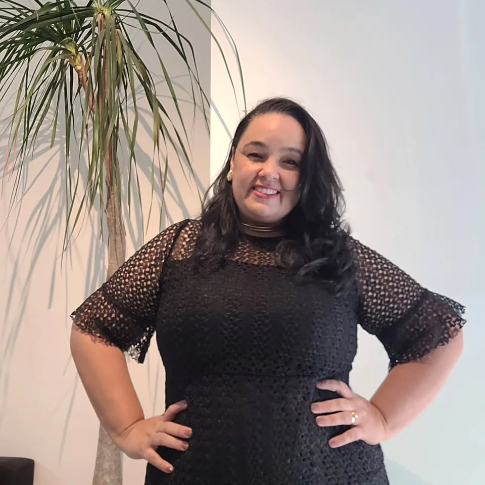 Renata Fernandes sorri em um retrato acolhedor